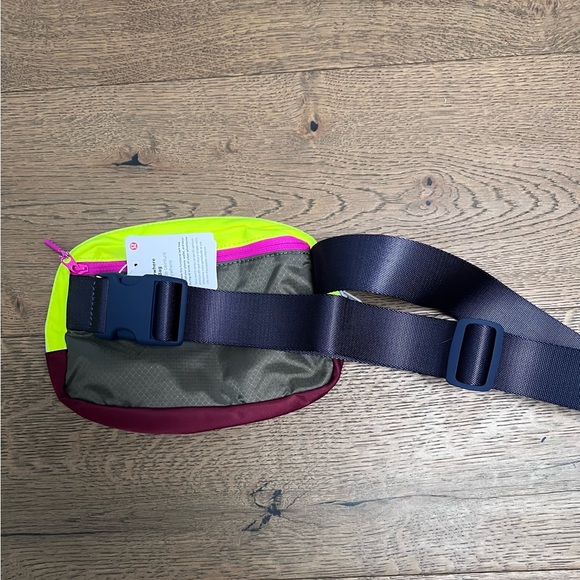 Lululemon Everywhere Belt Bag *1L, Highlight Yellow/Savannah/Army Green - NWT - Picture 6 of 11
